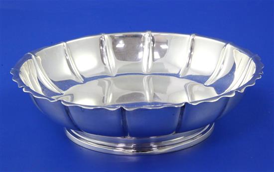 A George V panelled silver strawberry dish, 13 oz.